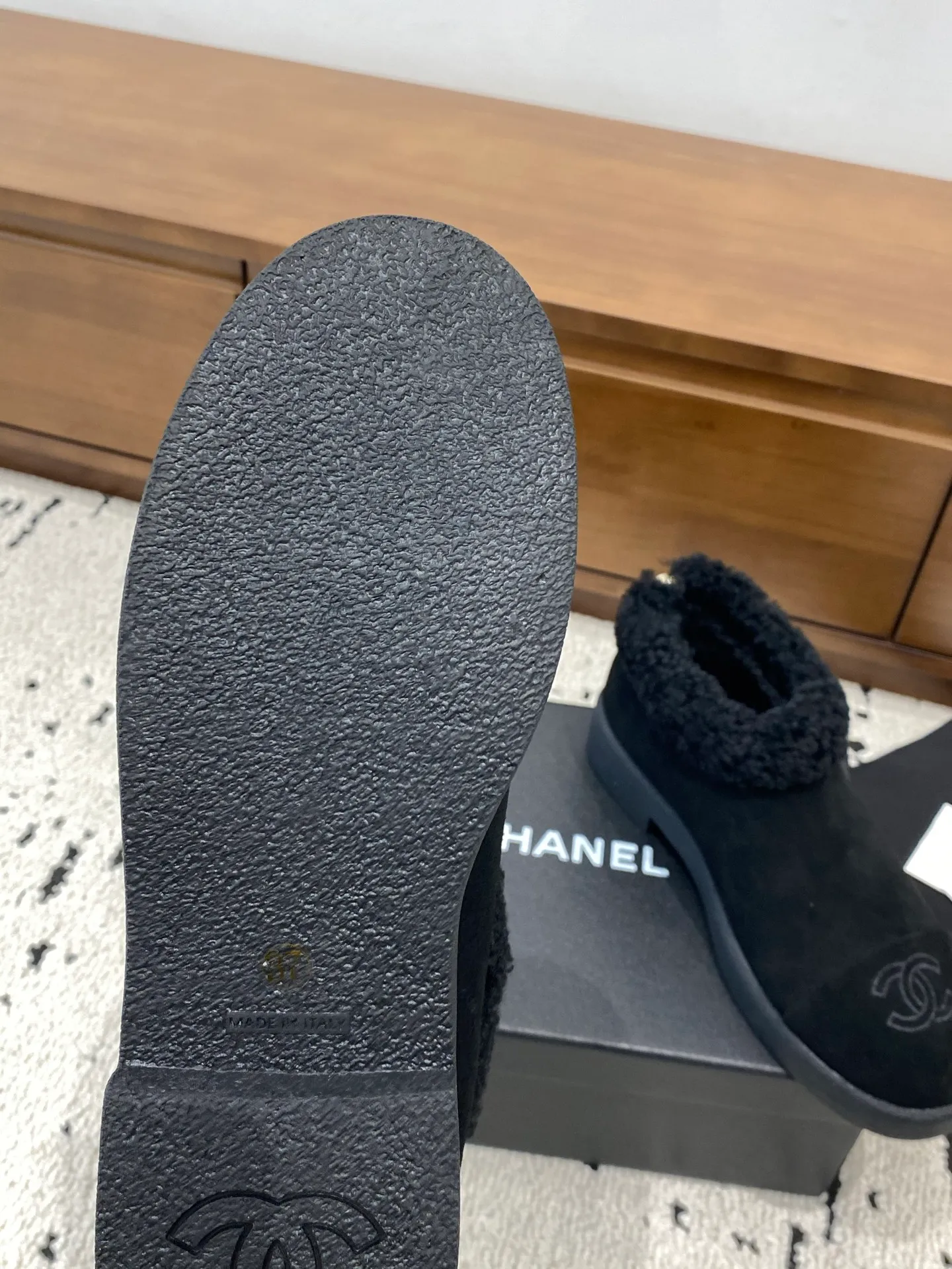👟👟Ex-factory price 640👟👟 🍀Chanel 2025 autumn and winter style wool shoes Chanel new autumn and winter genuine wool slippers and boots Xiaoxiang 2025 autumn and winter one of the most beautiful snow boots Classic, beautiful and warm snow boots ❤️super warm! It's enough to have it this winter, it's really beautiful and fairy~ Materials and craftsmanship: The upper is made of custom sheepskin/wool/sheepskin, and the inner pads are all made of wool. It feels very soft and comfortable! The sole is the original TPU outsole Size: 35-39 (40.41 customized, non-refundable)